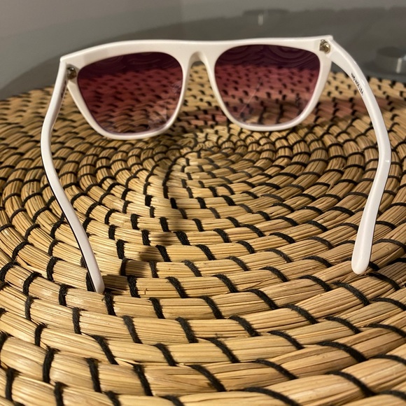 Albert Nipón Black and White Wave Vintage Sunglasses - Picture 3 of 6